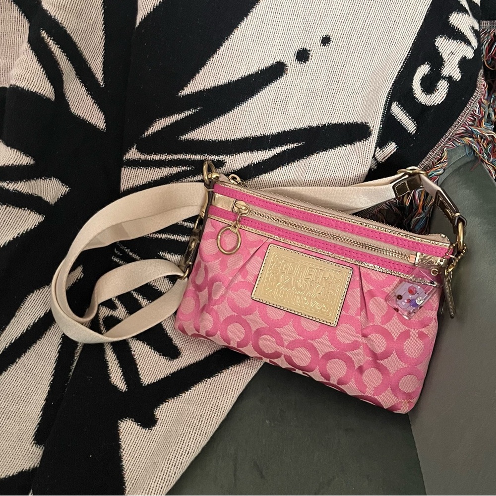 ✧・゚coach poppy hot pink 2000s canvas strap sling bag - Picture 4 of 11